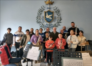 Mużiċisti tal-Banda Peace taħt sezzjoni ta' taħriġ minngħand Len Tyler Music School