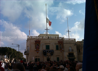 Il-Faċċata tal-Każin flimkien mall-Bandalori l-ġodda