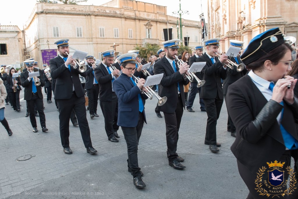 Il-Banda Peace ddoqq marċi funebri f