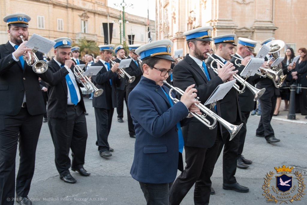 Il-Banda Peace ddoqq marċi funebri f