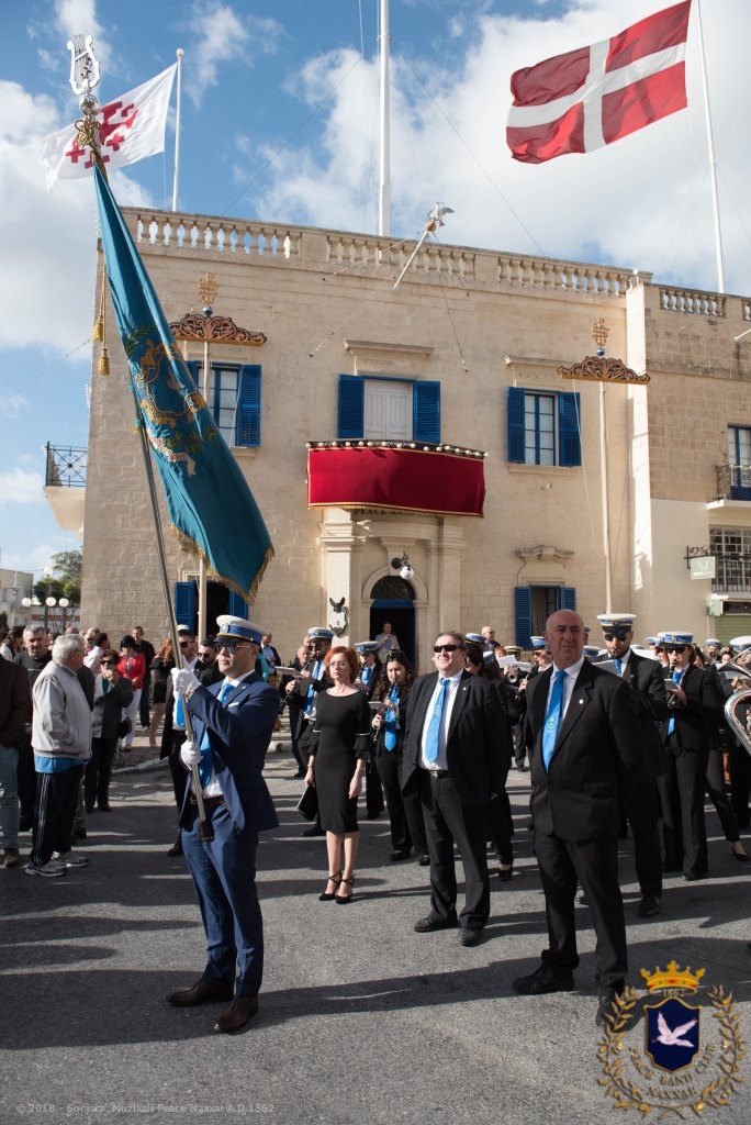 Il-Banda Peace ddoqq marċi klassiċi quddiem l-istatwa artistika ta Kristu Rxoxt