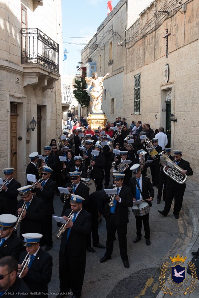 Il-Banda Peace ddoqq marċi klassiċi quddiem l-istatwa artistika ta Kristu Rxoxt