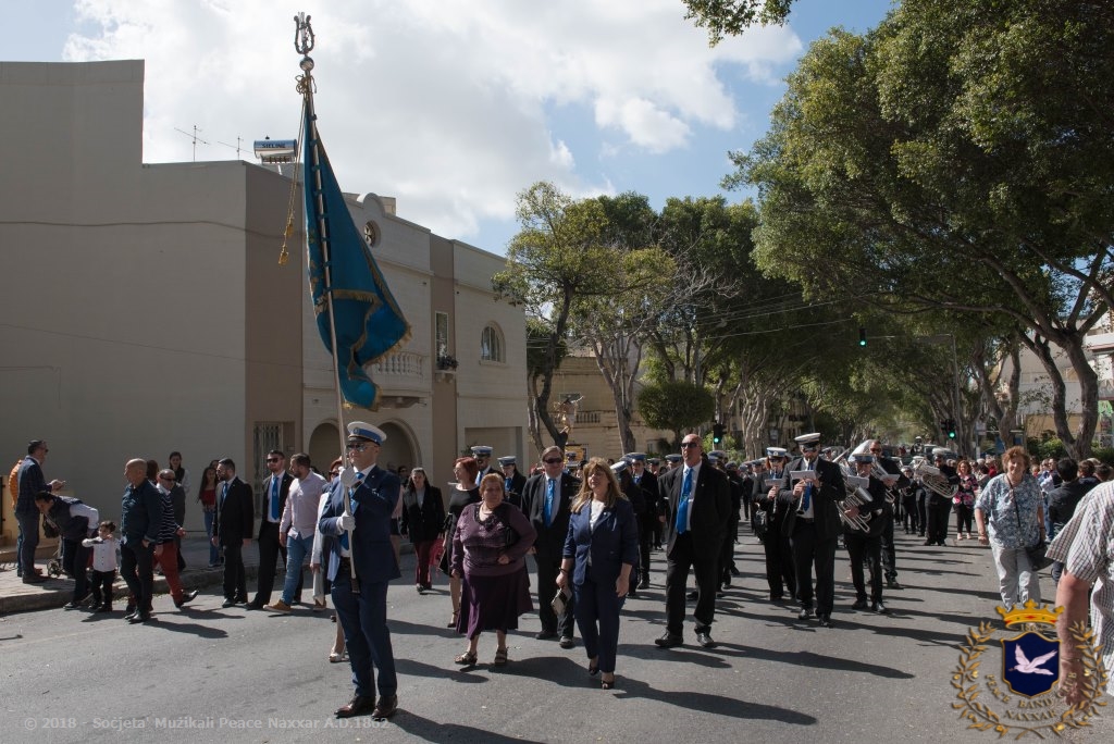 Il-Banda Peace ddoqq marċi klassiċi quddiem l-istatwa artistika ta Kristu Rxoxt