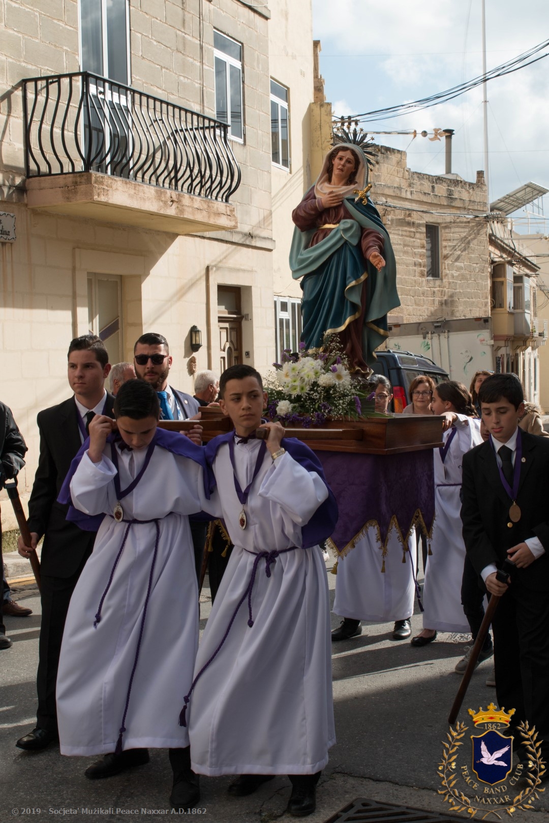Waqt il-purċissjoni tat-tfal bl-istatwa ta