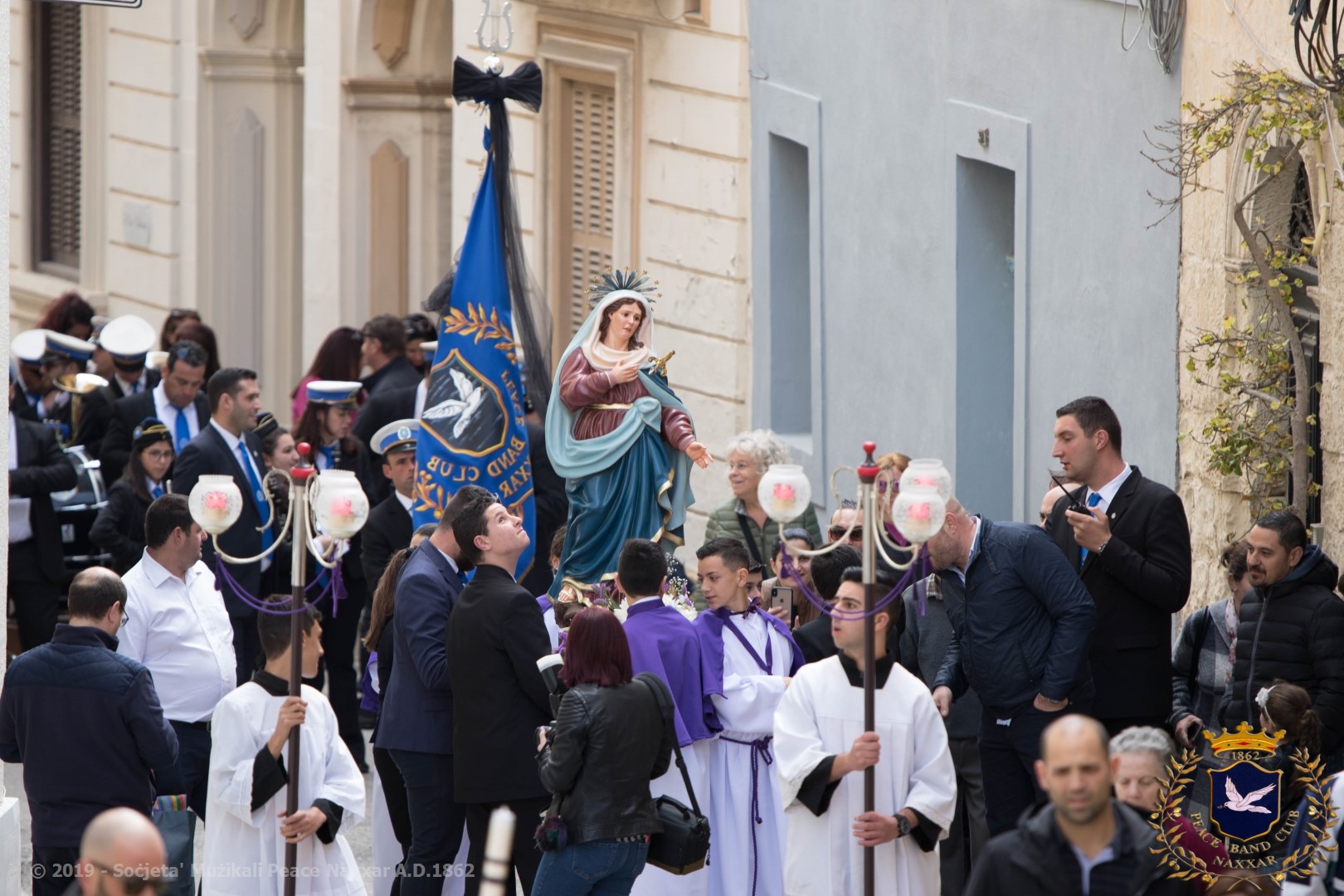 Waqt il-purċissjoni tat-tfal bl-istatwa ta