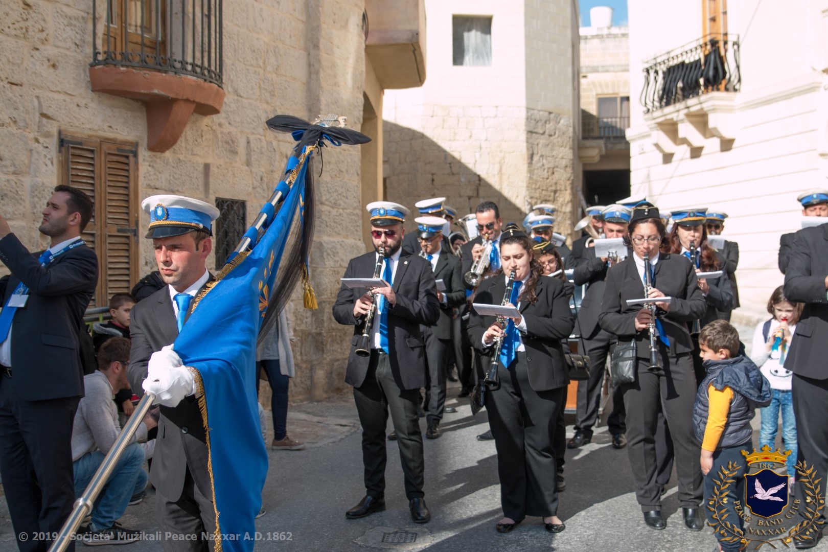 Waqt il-purċissjoni tat-tfal bl-istatwa ta