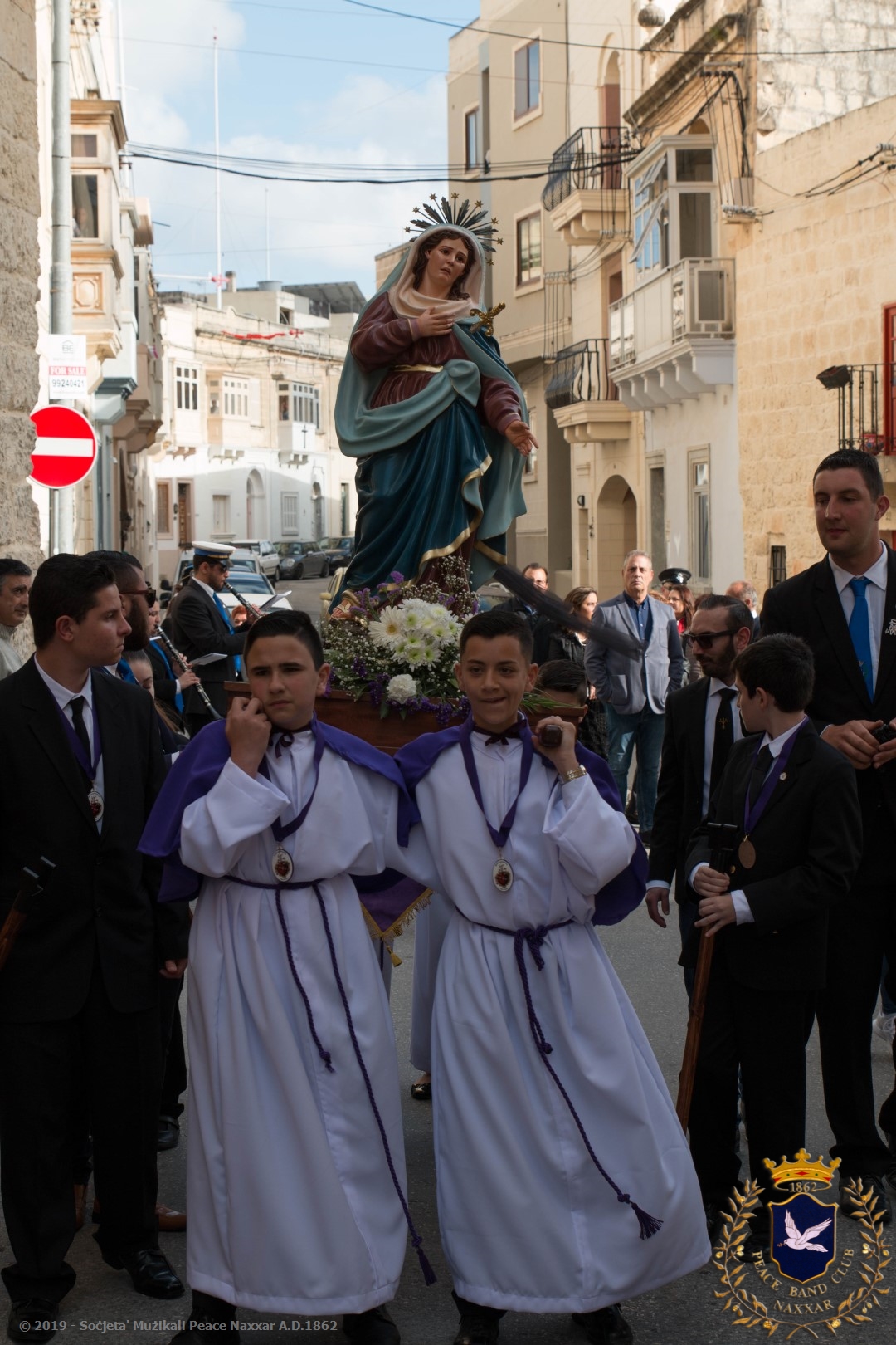 Waqt il-purċissjoni tat-tfal bl-istatwa ta