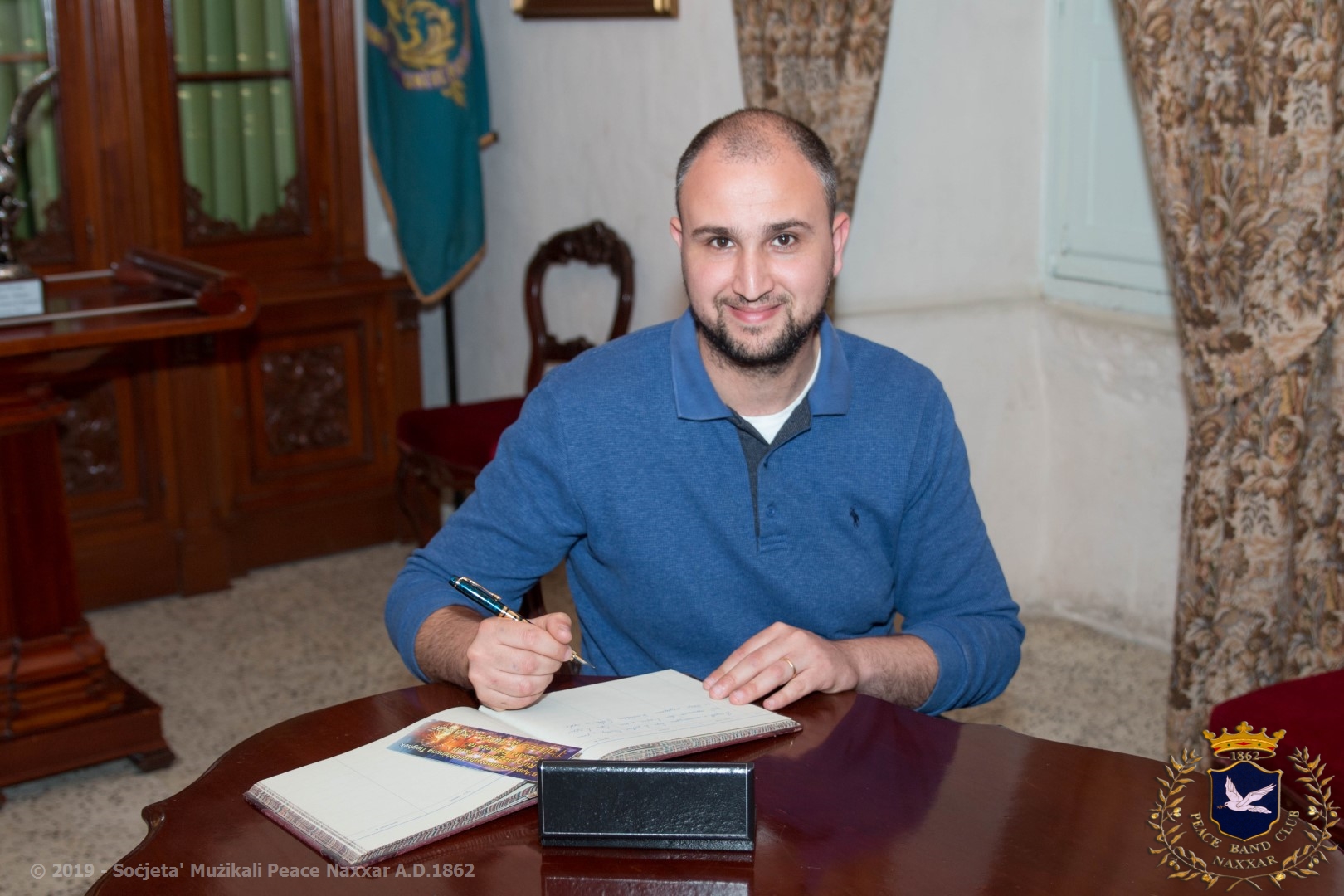 L-artist famuż Għawdxi s-sur Manuel Farrugia żar din l-eżebizzjoni u ffirma fil-Ktieb tal-Viżitaturi