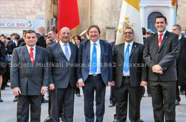 Is-Segretarju u l-President tas-Soċjeta flimkien ma uħud mill-membri tal-Kumitat tal-banda Vittorja