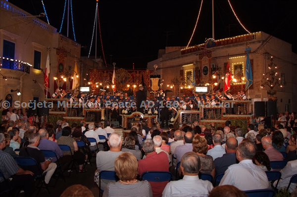 Il-Banda Peace ddoqq waqt il-Programm Mużikali ta Lejliet il-Festa fuq il-planċier Maestuż tas-Soċjeta Peace.