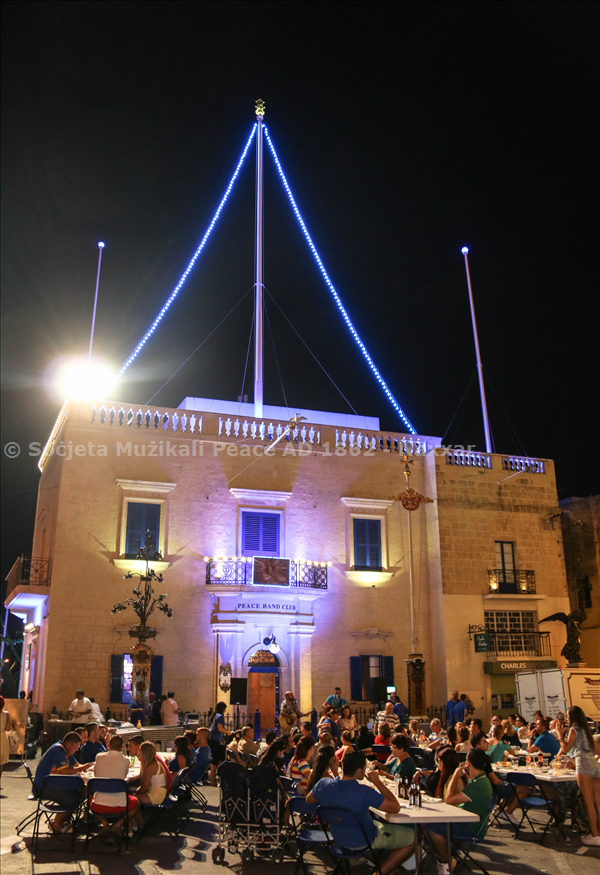 Waqt il-BBQ annwali tal-Festa fil-Pjazza quddiem is-sede tagħna, Palazzo Vittoria.