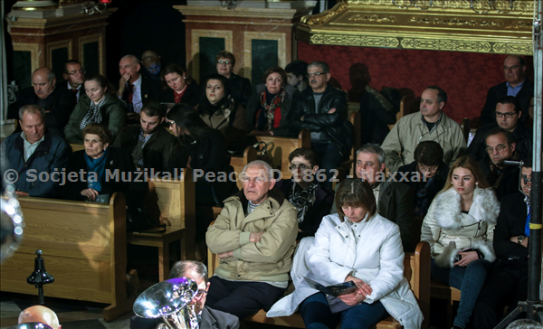 Via Crucis World Premiere: Knisja ppakjata bin-nies; Wħud mill-udjenza. Grazzi lil minn attenda.