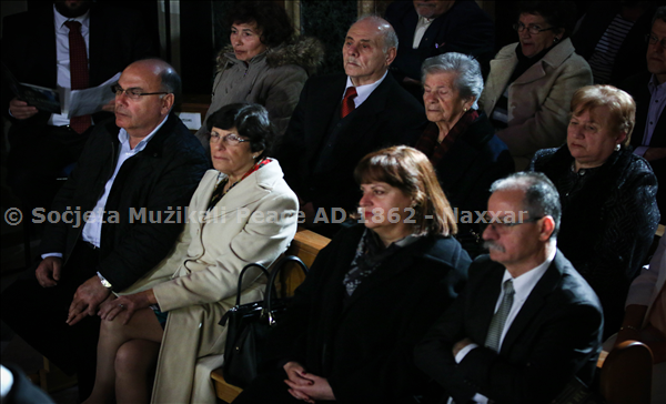 Via Crucis World Premiere: Knisja ppakjata bin-nies; Wħud mill-udjenza. Grazzi lil minn attenda.