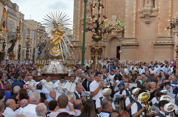 Il-Banda Peace tagħti s-sehem tagħha matul il-purċissjoni.