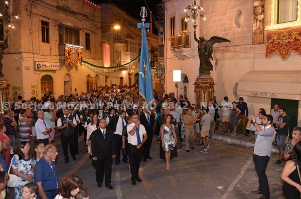 Il-Banda Peace tidħol fil-pjazza sabiex tassisti għad dħul tal-istatwa Titulari.