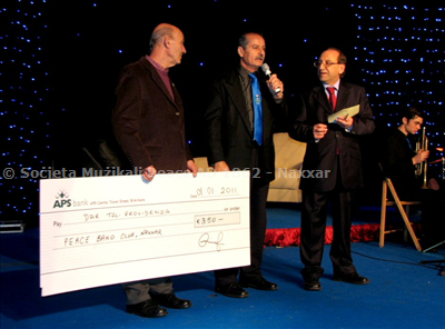 Il-President u s-Segretarju jghatu offerta ta flus li ngabbret miz-Zghazagh tal-Kazin waqt Day Tournament tal-isnooker